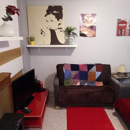 Guesthouse Familial Pour 2,3,4 Personnes De 44M2- Accessible Handic -Rez De Chaussee-Vues Sur Rue Et Patio Prive - Sejour, Chambre Separee-Cuisine,Salle De Bain,Lit Double Et Canape-Lit 2Pers-Entree De La Rue Berzelius-5 Minutes Du Metro Brochant-Lig Paris Dış mekan fotoğraf