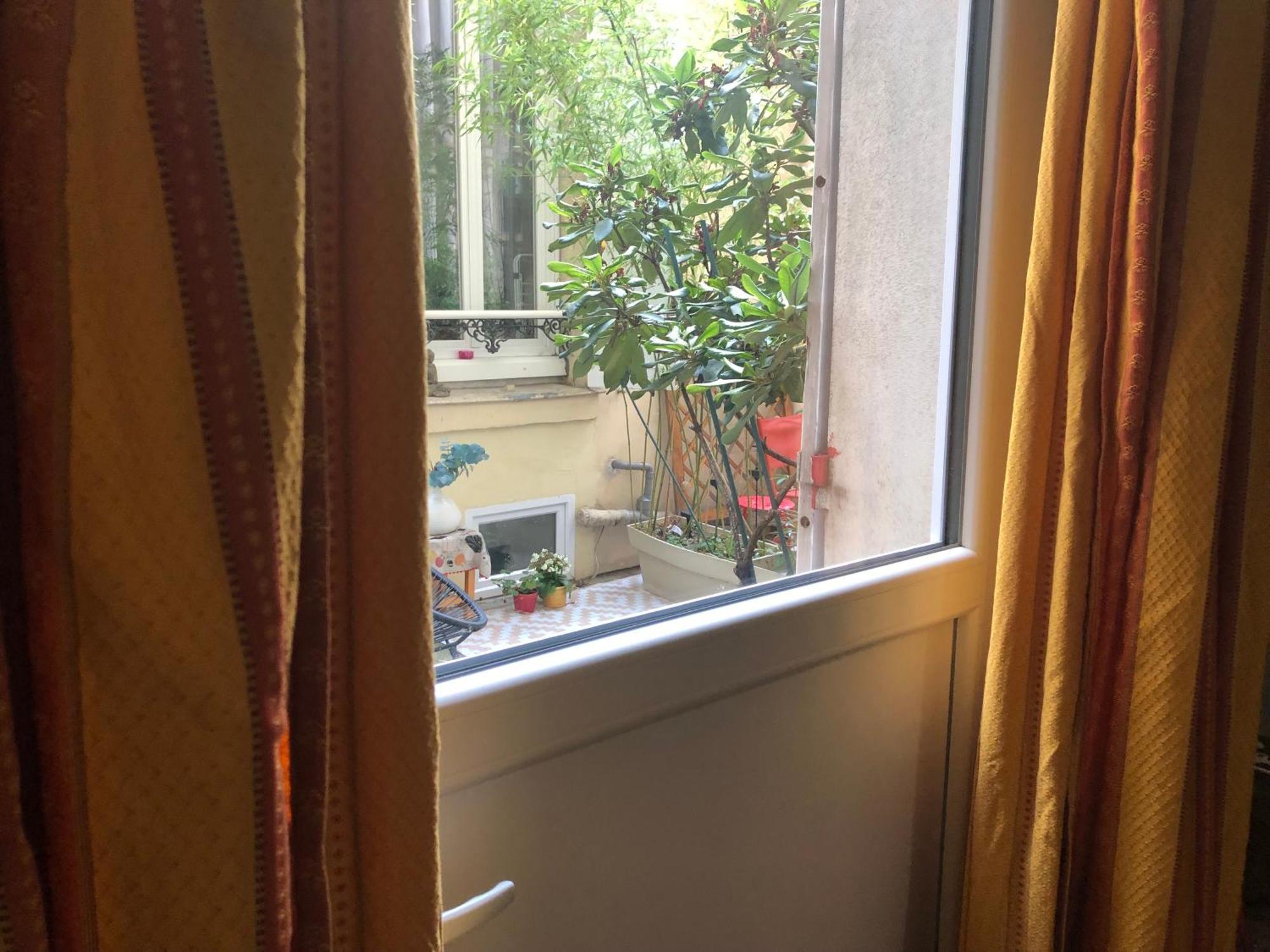 Guesthouse Familial Pour 2,3,4 Personnes De 44M2- Accessible Handic -Rez De Chaussee-Vues Sur Rue Et Patio Prive - Sejour, Chambre Separee-Cuisine,Salle De Bain,Lit Double Et Canape-Lit 2Pers-Entree De La Rue Berzelius-5 Minutes Du Metro Brochant-Lig Paris Dış mekan fotoğraf