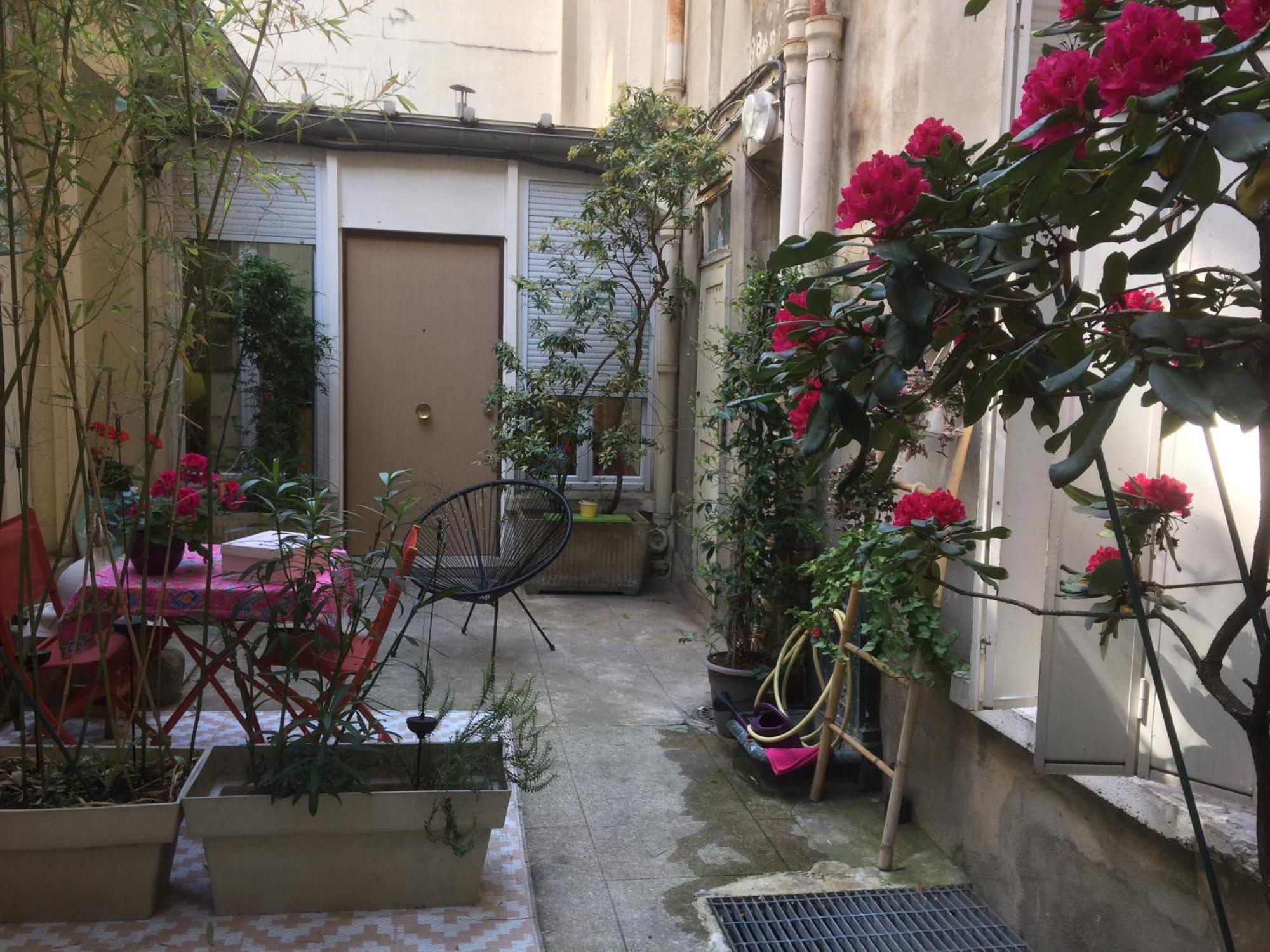 Guesthouse Familial Pour 2,3,4 Personnes De 44M2- Accessible Handic -Rez De Chaussee-Vues Sur Rue Et Patio Prive - Sejour, Chambre Separee-Cuisine,Salle De Bain,Lit Double Et Canape-Lit 2Pers-Entree De La Rue Berzelius-5 Minutes Du Metro Brochant-Lig Paris Dış mekan fotoğraf
